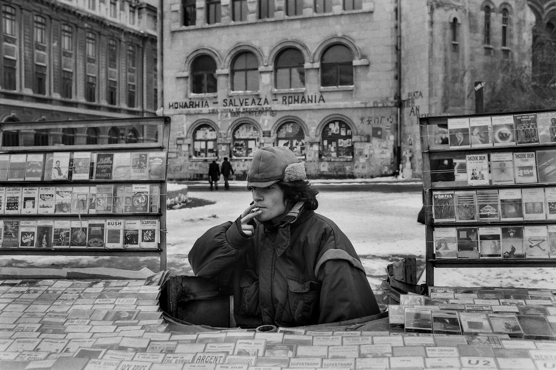 Cassette tape vendor near University Square in Bucharest, 1993. Photo by Norihiro Haruta